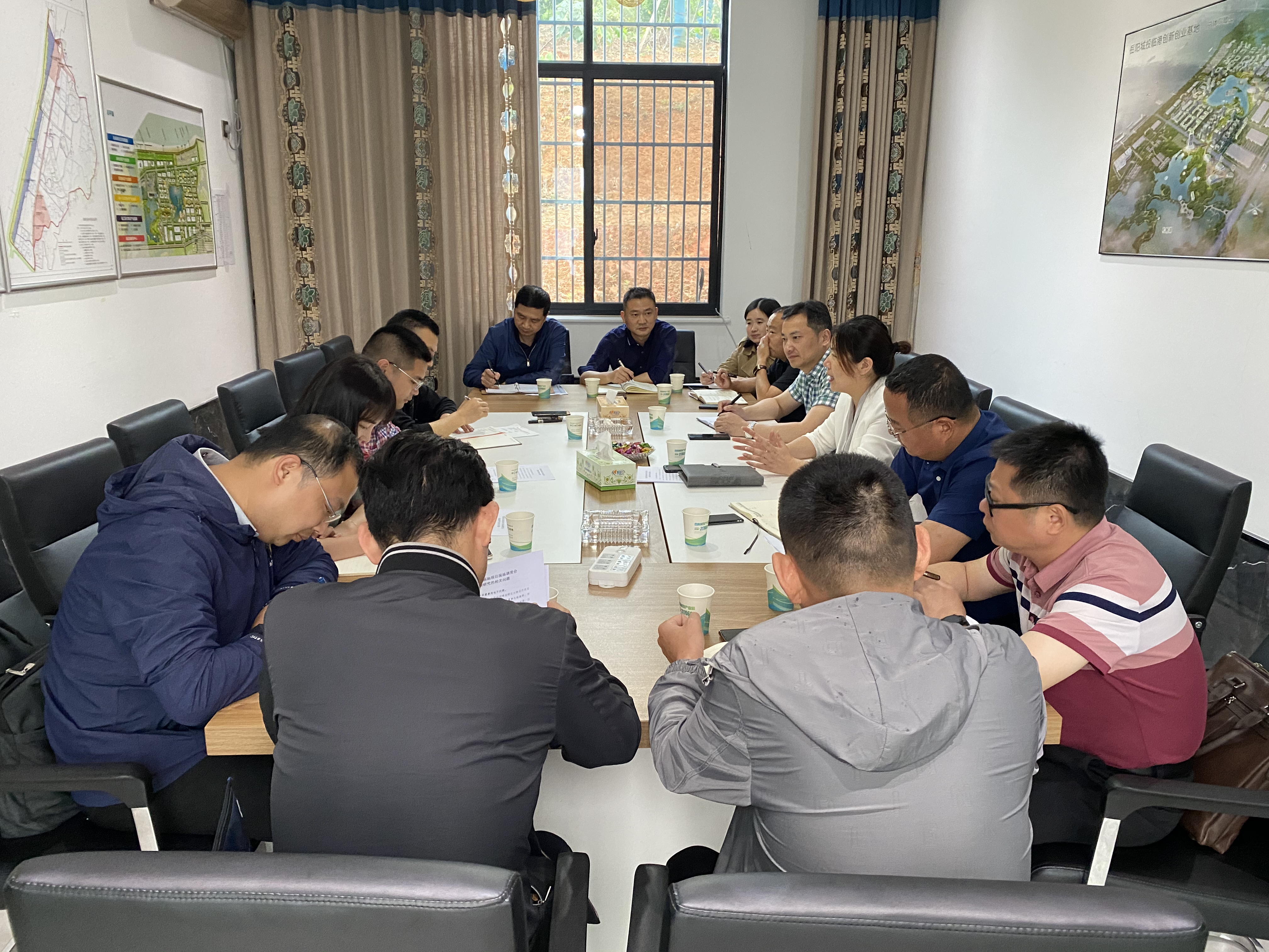 5.17云溪區(qū)常務副區(qū)長胡蝶在臨港創(chuàng)新創(chuàng)業(yè)基地主持召開現(xiàn)場調度會.jpg